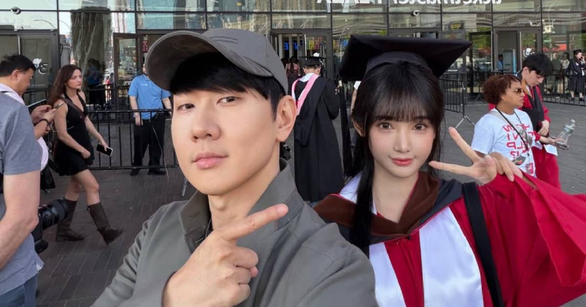 JJ Lin attends girlfriend’s university graduation ceremony with his mum