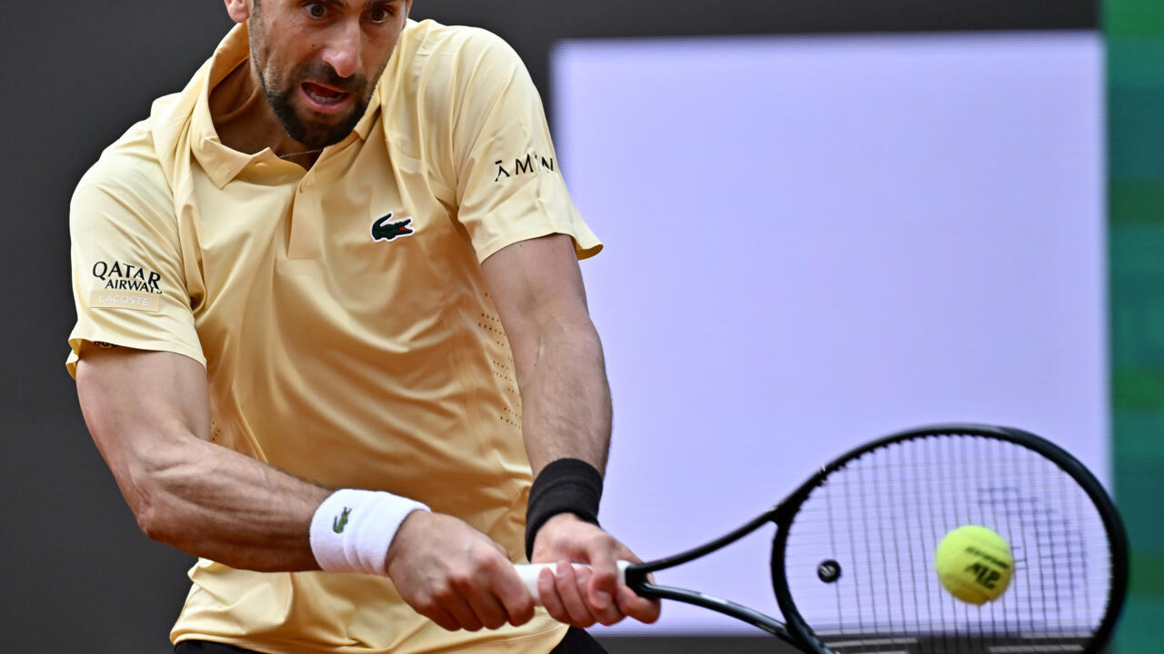 Djokovic trying to hold back time at French Open