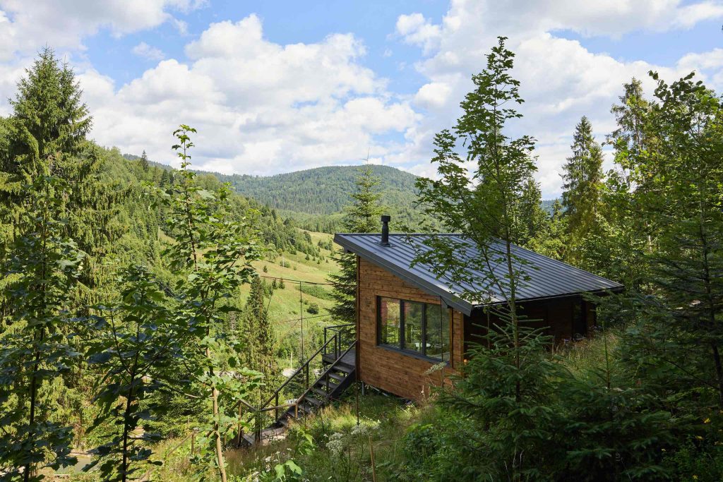Pip Ivan Cabin in Oryavchyk: A Cozy Carpathian Escape with a Fireplace and Hot Tub